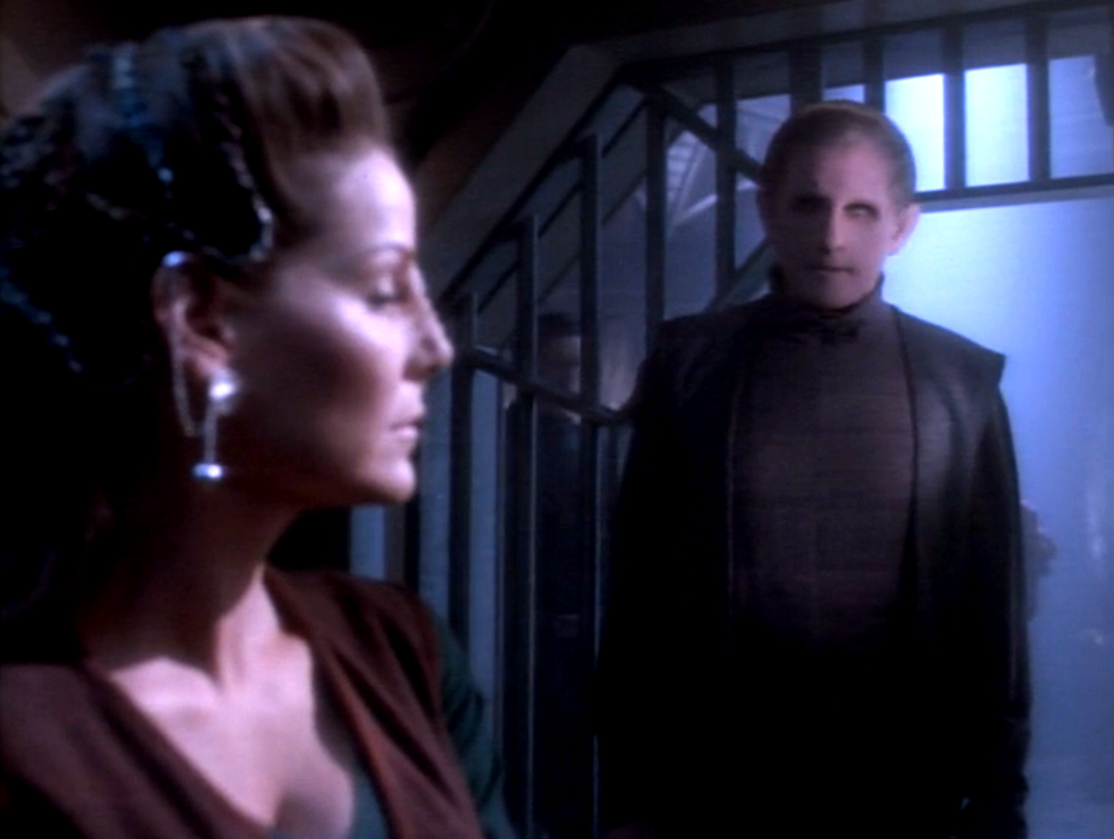 Odo questioning a mysterious woman