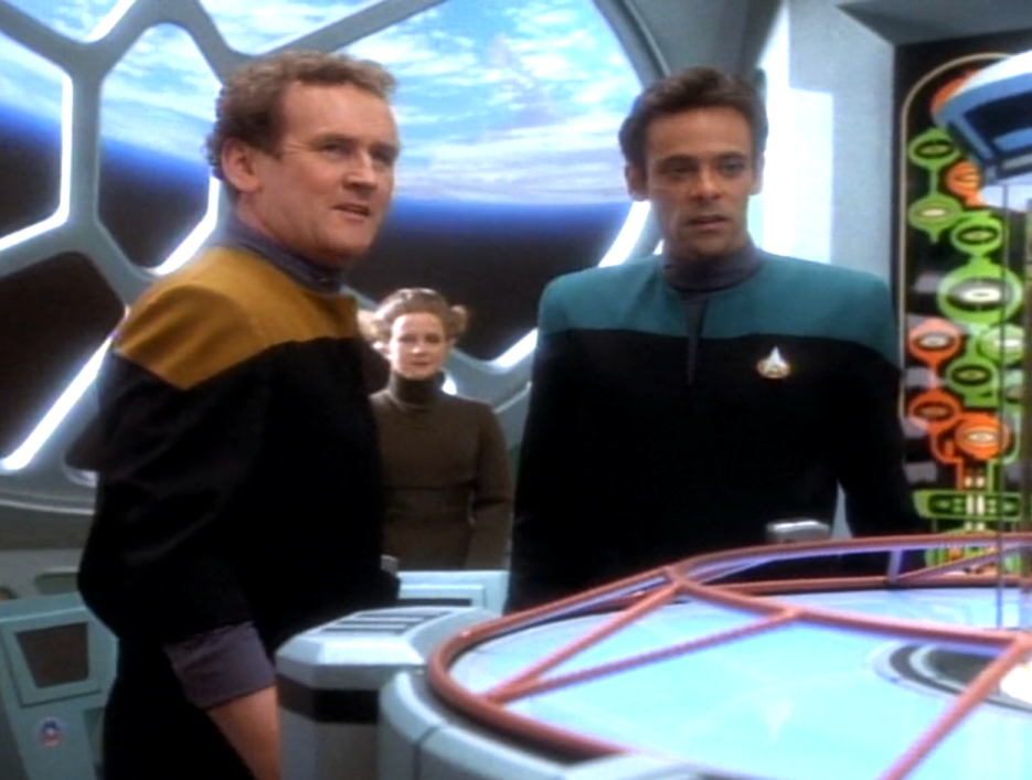 O'Brien and Bashir in a laboratory