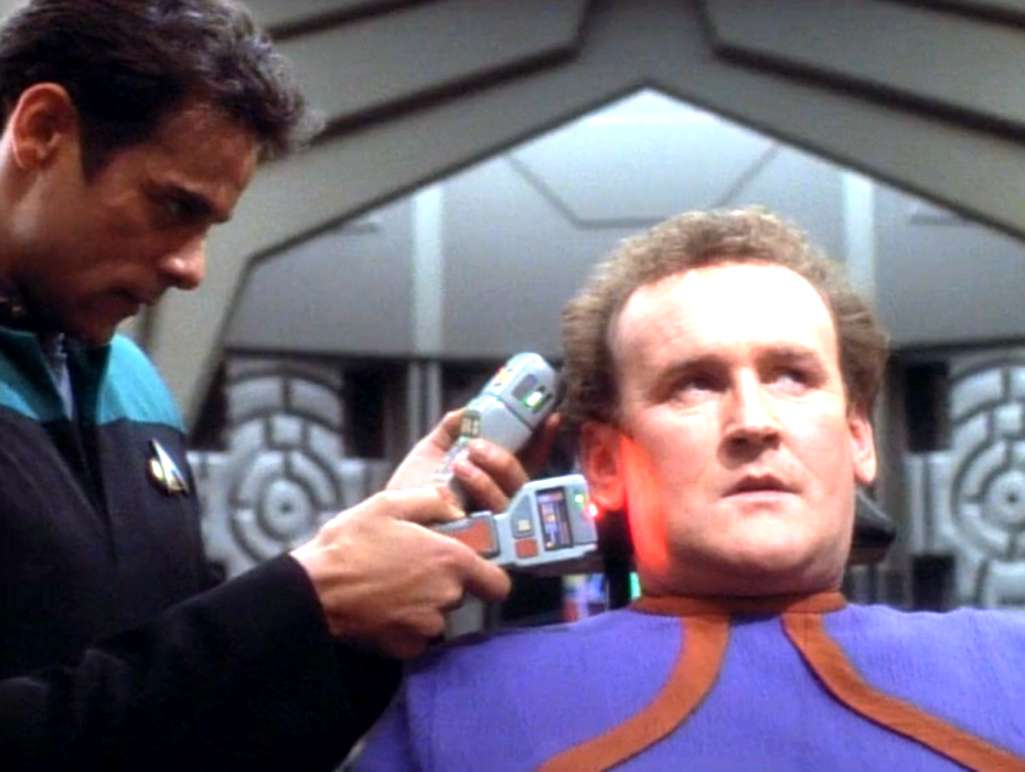 O'Brien rolling his eyes while Bashir performs a medical exam on him