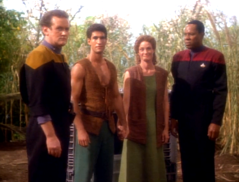 O'Brien and Sisko standing outside with two farm workers