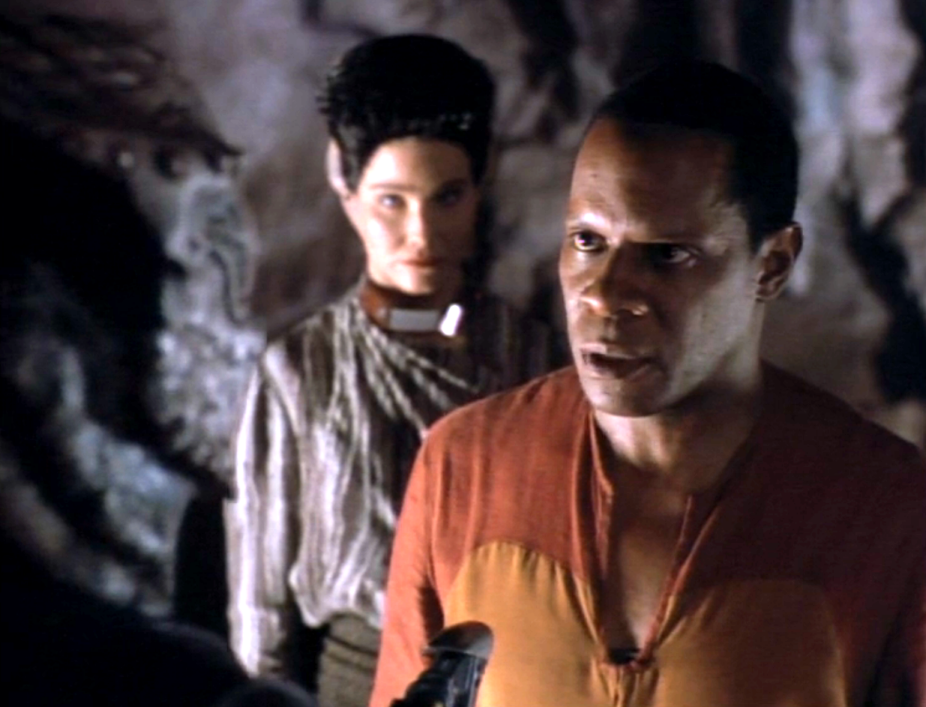 Sisko and an alien speaking with a Jem'Hadar