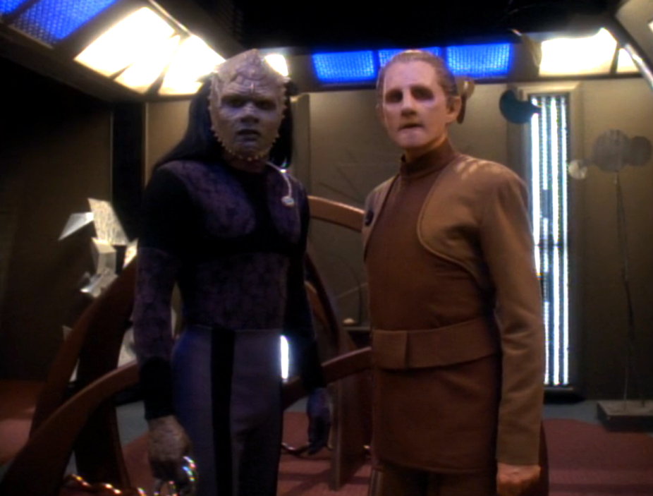 Odo and an adolescent Jem'Hadar talking in his quarters