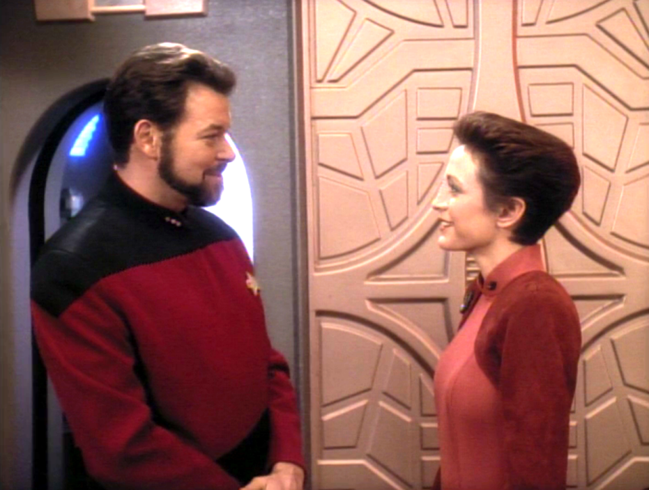 Riker and Kira chatting on the Promenade