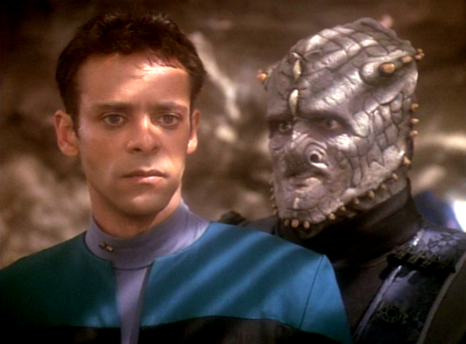 A Jem'Hadar soldier talking to Dr. Bashir