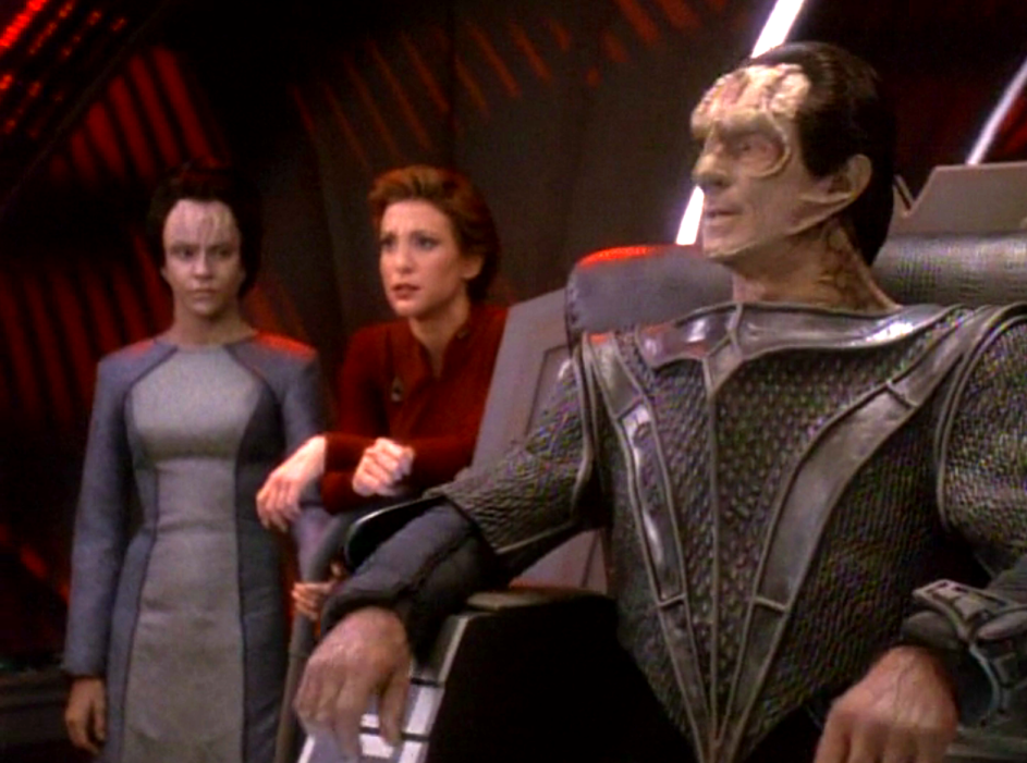 Dukat, Kira, and Ziyal on the bridge of a Cardassian freighter