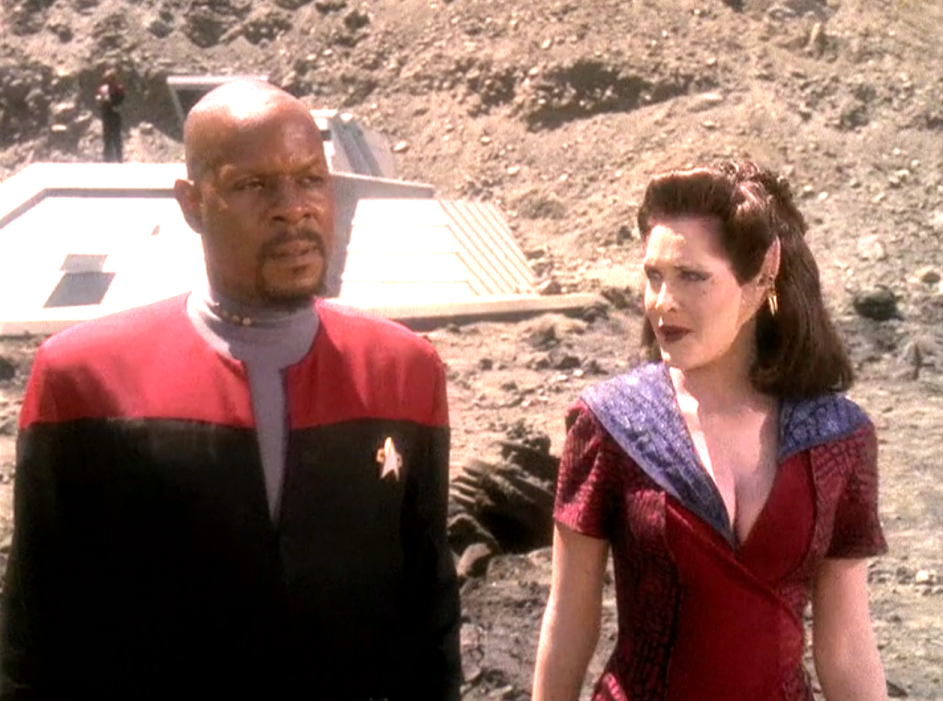 Sisko and a Vorta talking