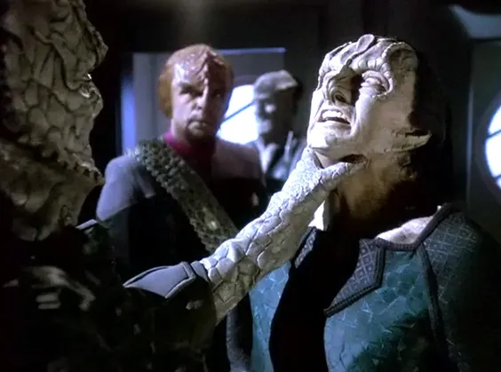 A Jem'Hadar soldier choking Garak