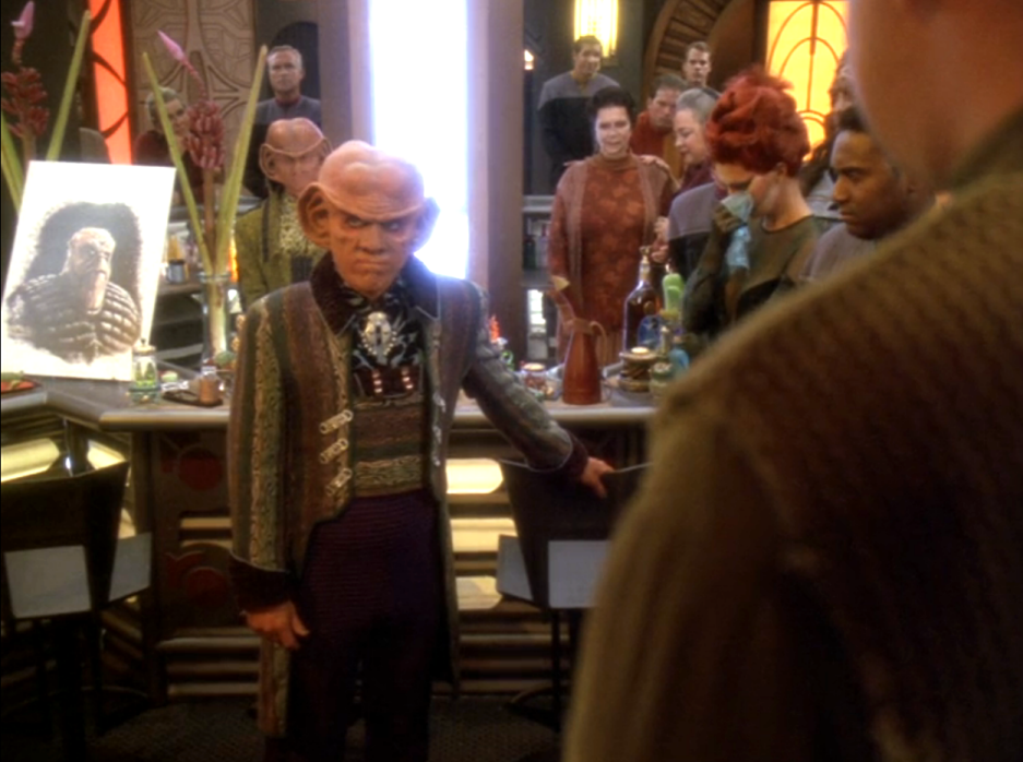 Quark giving a eulogy for Morn in his bar