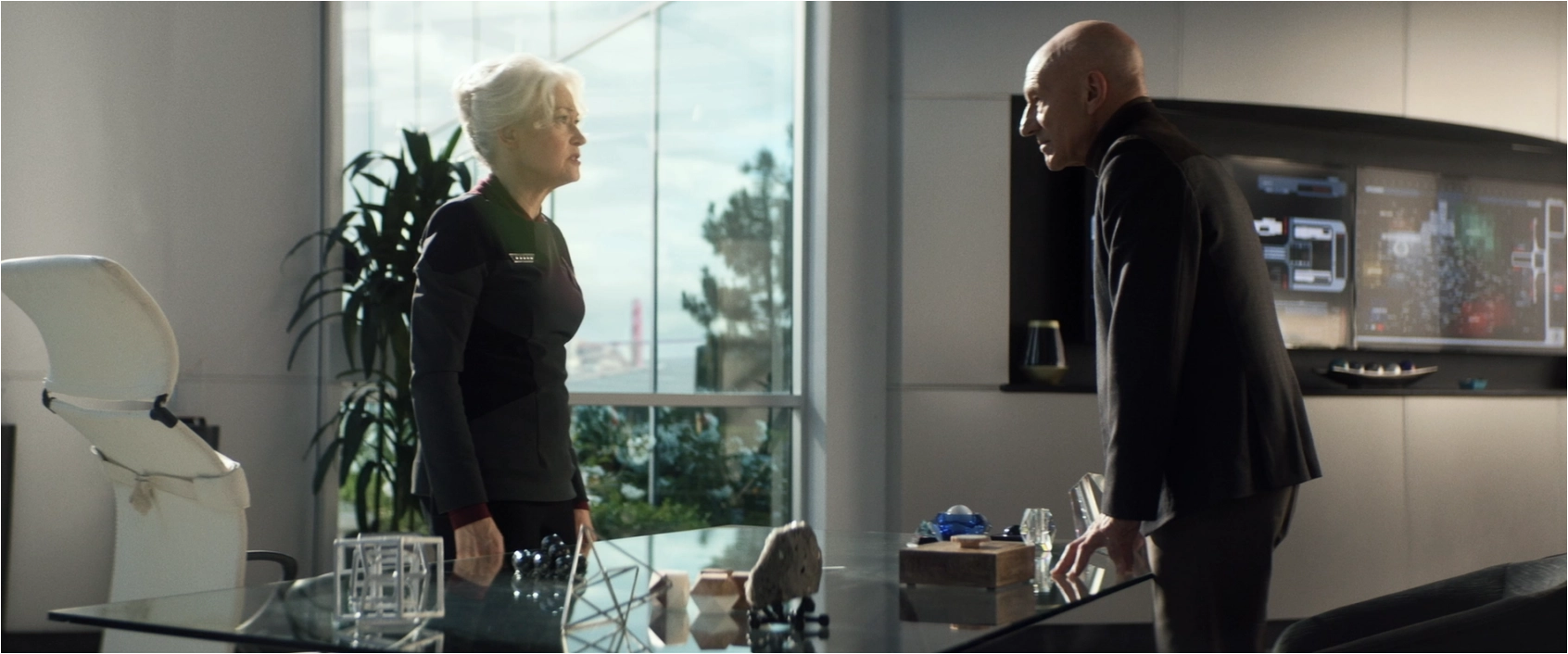 Picard having an argument with the Fleet Admiral over her desk