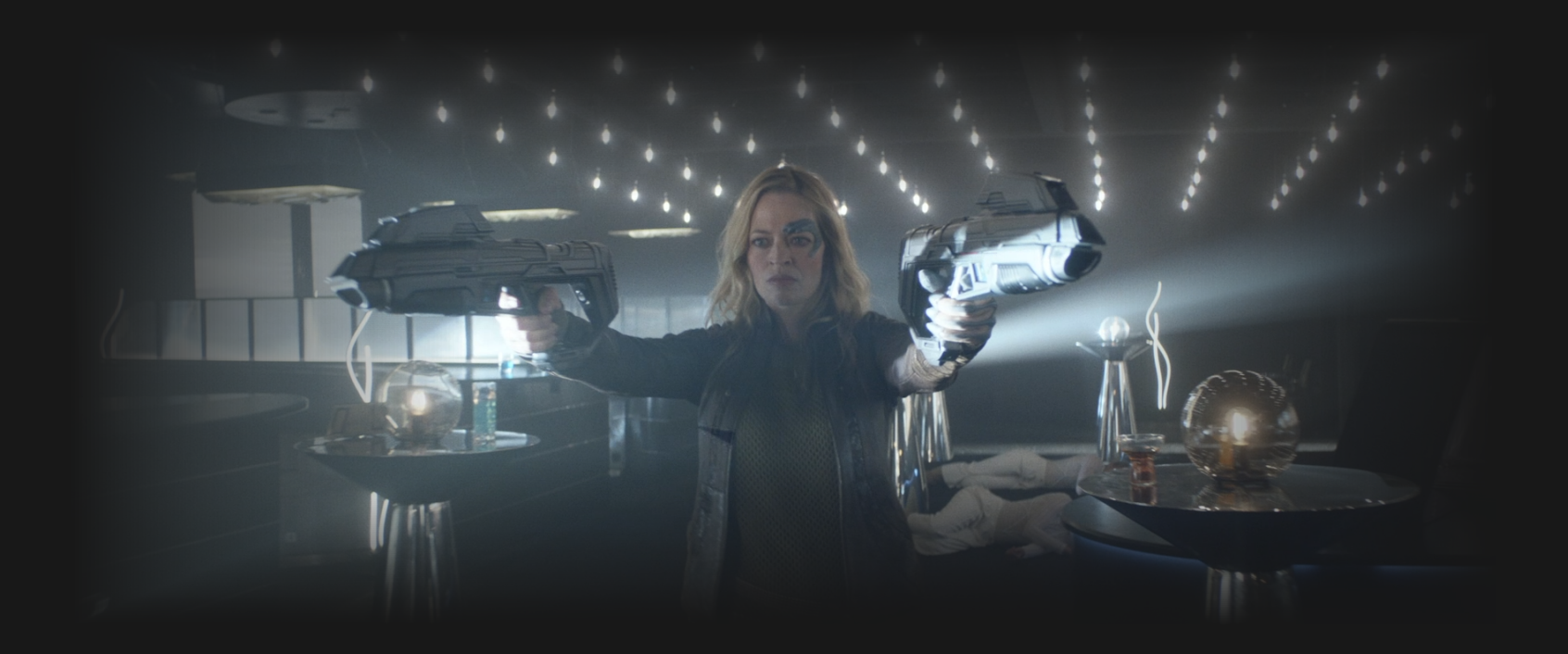 Seven of Nine holding two phaser rifles