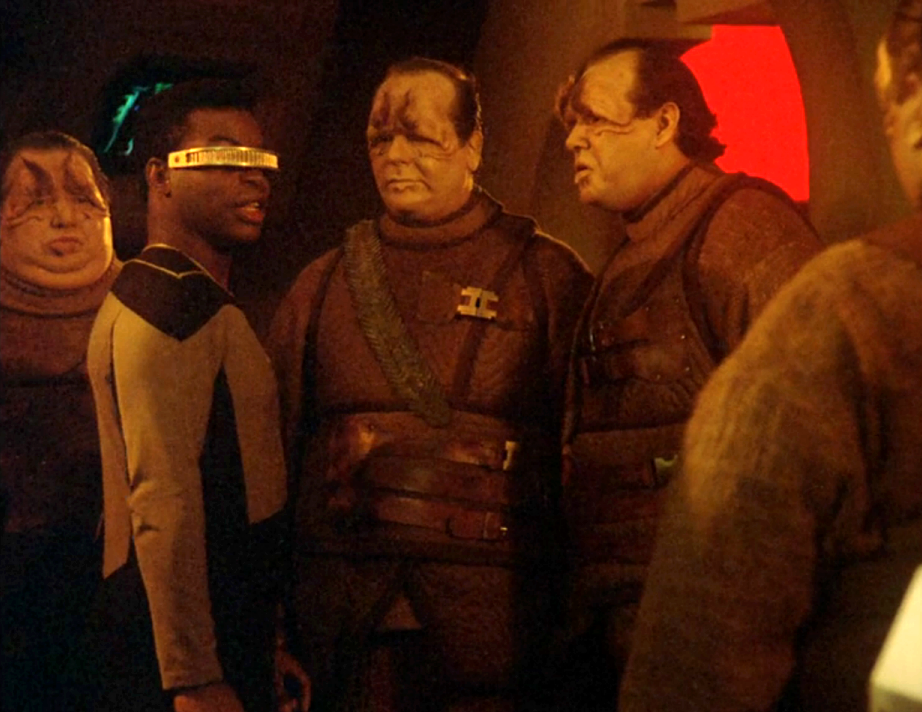 Geordi speaking with several of the Pakleds
