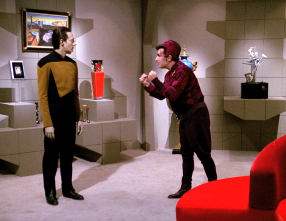 Kivas Fajo speaking with Data in his gallery of rarities