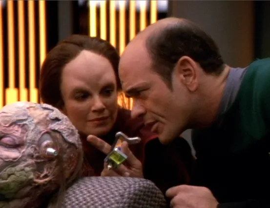 The Doctor and an Danara Pel discussing treatment of the Vidiian phage